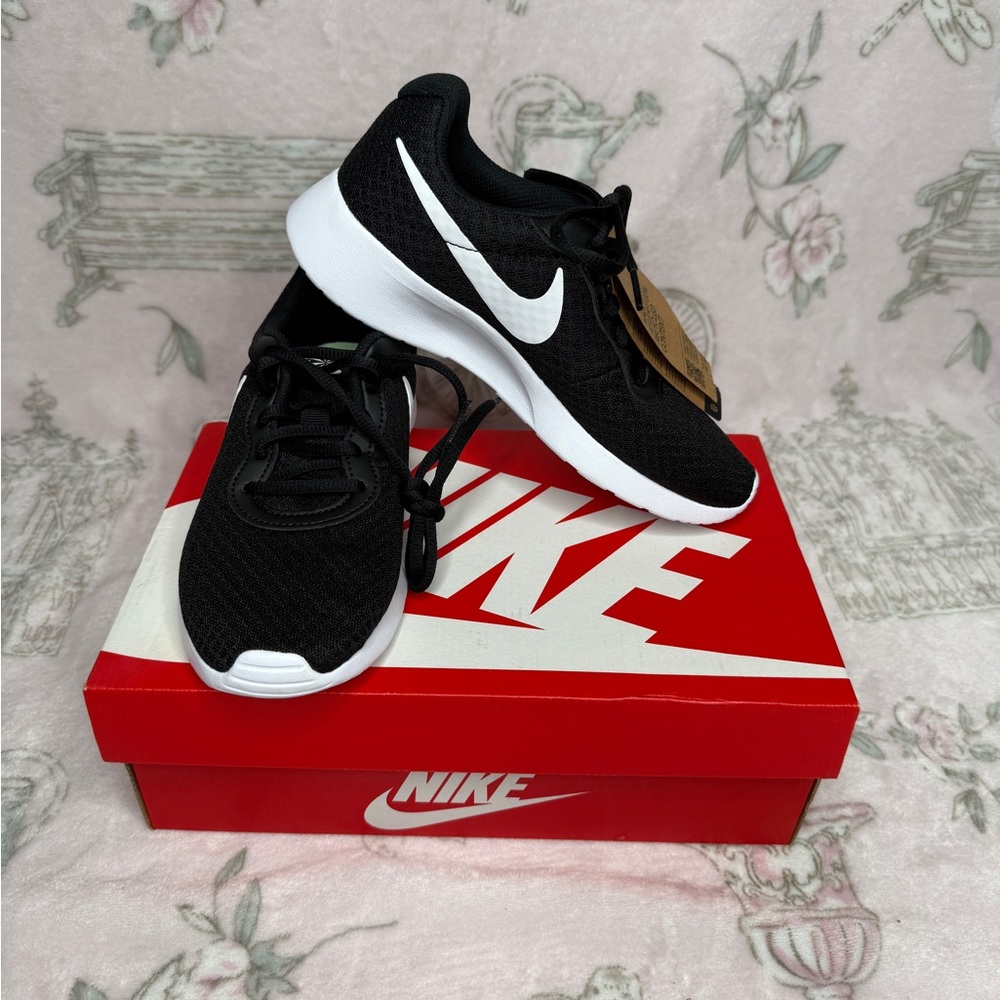Nike Tanjun Women’s Sneakers Black/White – Size 5 NWT with Box